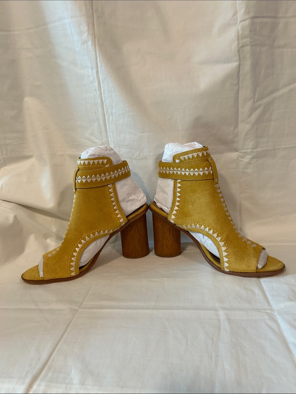 Bernardo Harper Mustard Yellow Suede Peep Toe Shooties Sz 9 Southwestern Emb NEW